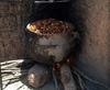 Dispositif de mesures des émissions et des fumées déployé sur un foyer 3 pierres durant l’ébouillantage des noix de karité © C. Some, Nafa Naana